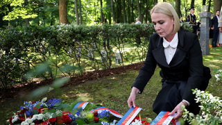Ministryně obrany se na hřbitově v Ďáblicích poklonila památce obětí rudého teroru