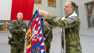 Více než jen ceremoniál. Slavnostní žehnání bojového praporu Velitelství pro operace proběhlo v Armádním muzeu na Žižkově