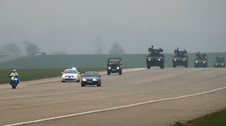 Vojenská policie řidičům ukázala, jak se mají chovat při předjíždění vojenské kolony 