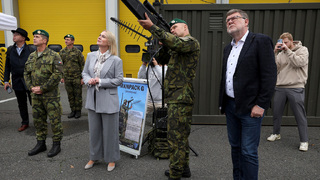 Ministryně obrany navštívila 53. pluk v Opavě, předvedena byla i eliminace dronu