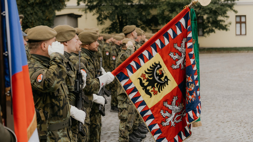 V Hranicích se žehnalo bojovému praporu 7. mechanizované brigády, významný okamžik se koná jen jedenkrát 