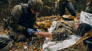 ROLE 1 v Jincích: Aby přežili v boji, musejí i vojenští zdravotníci absolvovat taktický výcvik a dril