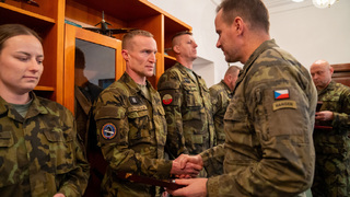 Generál Řehka ocenil vojáky, kteří pomáhají klientům chráněného bydlení Pastelky