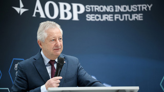 Ministr Jaromír Zůna se zúčastnil konference AOBP a prohlédl si Armádní muzeum Žižkov