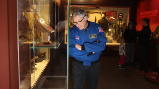 Astronaut NASA se v Armádním muzeu Žižkov podíval na dar jeho předchůdců – vzorky horniny z Měsíce