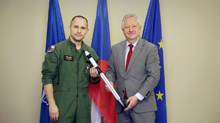Ministr obrany se setkal s bojovým pilotem a astronautem Alešem Svobodou