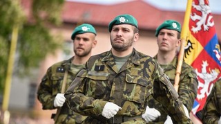 Univerzita obrany si připomněla Den vítězství a během ceremoniálu ocenila odcházejícího kvestora