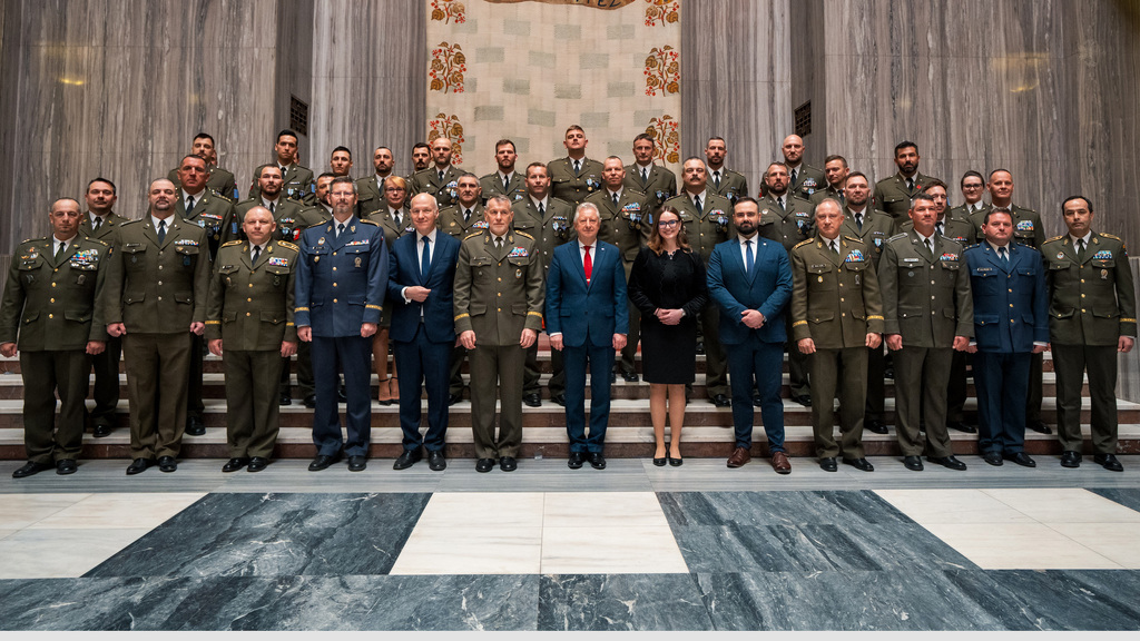 Působili pod hlavičkou NATO, EU i OSN v 11 zemích světa. Dnes bylo na 90 vojáků a vojenských policistů oceněno