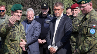 Spolupráci armády a IZS při ochraně před drony. I to viděli premiér Babiš a ministr Zůna na cvičení Federated Cloud