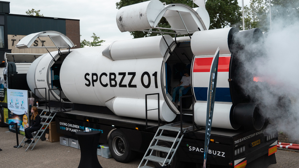 Vesmírná raketa SpaceBuzz vyráží na cestu Českem - Ministerstvo obrany představí moderní armádu i příběh českého vojenského pilota na cestě do vesmíru