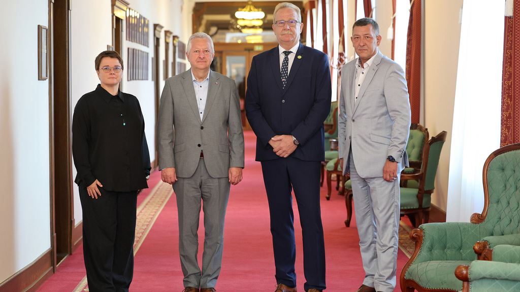 Ministr jednal s rezortní odborovou organizací