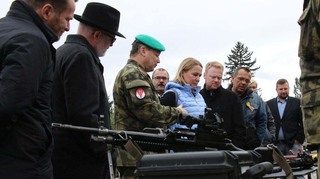 Výbor pro obranu se při návštěvě hranické brigády seznámil s různými variantami bojových vozidel pěchoty