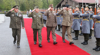 Generál Jaromír Zůna se zúčastnil na Slovensku jednání zemí V4 