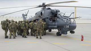 Přípravná fáze mezinárodního cvičení Dark Blade 2019 zahrnovala i nácvik nastupování a vystupování z vrtulníku