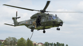 Jednotky pozemních a speciálních sil absolvovaly na cvičení Dark Blade 2019 výcvik ve slaňování