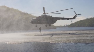 Vojenští potápěči a výsadkáři cvičili na Dark Blade 2019 nad vodní hladinou