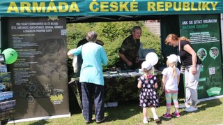 Vojáci přijeli za dětmi na koupaliště Petynka. Přivezli techniku i bohatý program