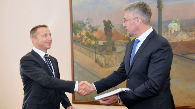 Předání smluv na moderní kolová obrněná vozidla 