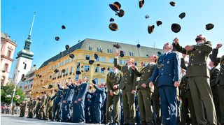 V centru Brna byli vyřazeni letošní absolventi Univerzity obrany