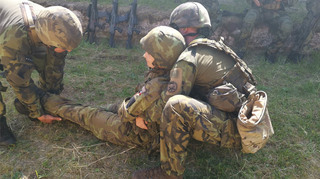 Dělostřelci si vyzkoušeli pozici raněného a situaci jednotky pod palbou