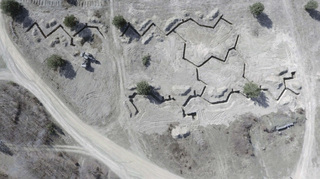 Ve Vyškově vybudovali moderní cvičné zákopy. Lépe chrání před drony a vojákům poskytují širší výhled