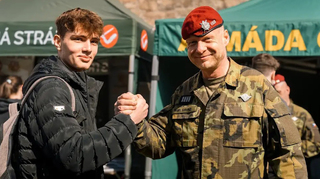 Vojáci dobyli Bečov. Cítíme povinnost bránit republiku, svěřovali se studenti