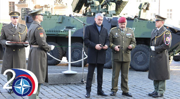 V rámci oslav 20 let vstupu do NATO vystavili vojáci na Hradčanském náměstí současnou techniku