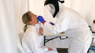 Armádní zdravotníci: Na dekontaminaci po každém odběru jsme zvyklí, stres nám nevadí