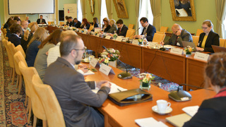 Jak čelit dezinformacím? Podporou svobodných médií a upozorňováním