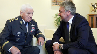 Ministr gratuloval českému stíhacímu pilotovi RAF k narozeninám