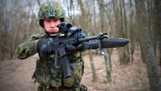Spolu s nejnovějšími Breny vojáci fasují i nový taktický bodák