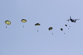 Nebe na letošních Dnech NATO a Dnech Vzdušných sil AČR ovládli čeští a polští výsadkáři