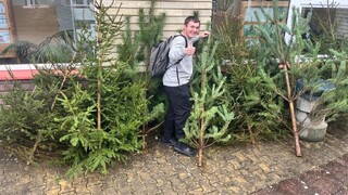 Stovka stromků od Vojenských lesů a statků udělá radost dětem i starým lidem