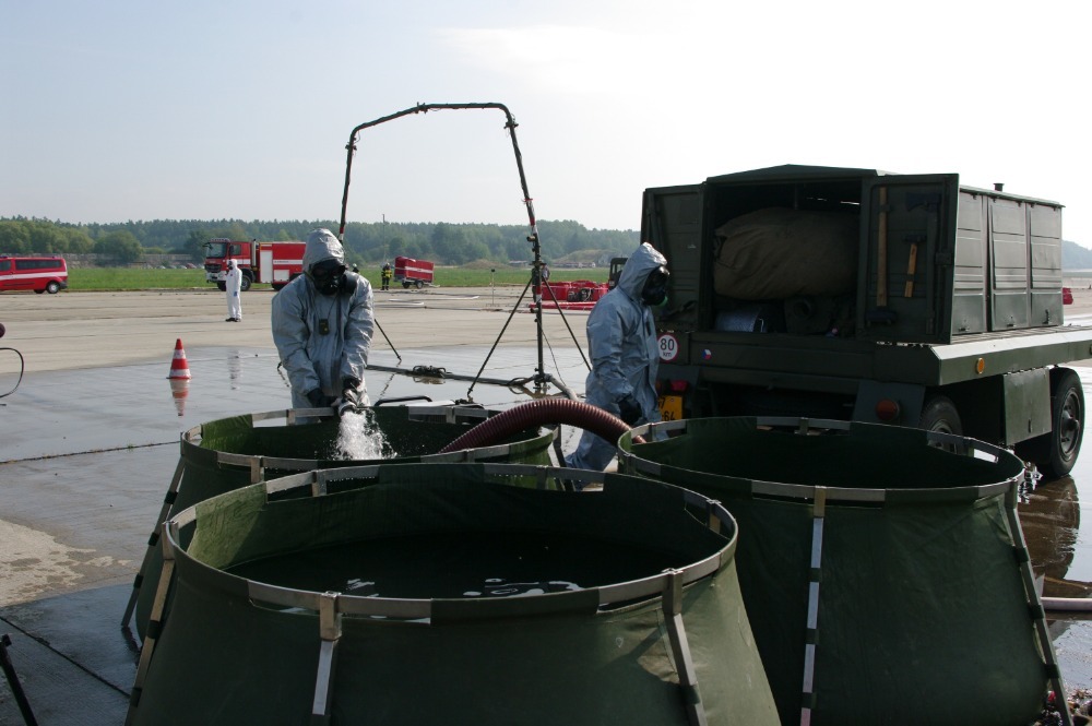 Vojáci a hasiči nacvičovali zásah při radiační havárii v temelínské elektrárně