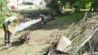 Ve vytopené obci na Olomoucku pomáhají s úklidem ženisté