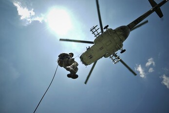 Slanění na rychlém lanu je 4x rychlejší než na klasickém, proto je ve výstroji výsadkářů