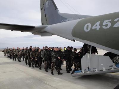 ATARES Programme: Hungarian soldiers boarding Czech CASA aircraft (1)