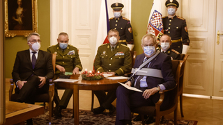 Prezident zatelefonoval vojákům do zahraničních misí