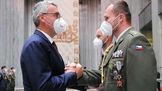 Vojáci na Vítkově převzali ocenění za evakuační operaci v Kábulu