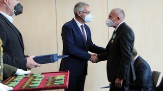 Ministr obrany vyznamenal zdravotníky a vojáky z Národního očkovacího centra 