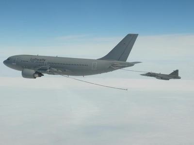 Refuelling requires absolute concentration of approaching pilot