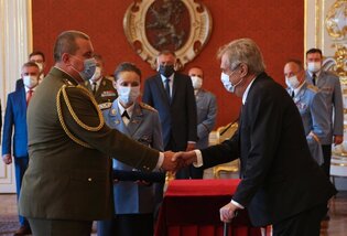 Prezident Zeman propůjčil generálskou hodnost plukovníku Lipkovi, novou rektorkou Univerzity obrany jmenoval plukovnici Kročovou