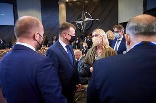 Ministři obrany NATO se shodli na jednotném postoji vůči situaci na Ukrajině