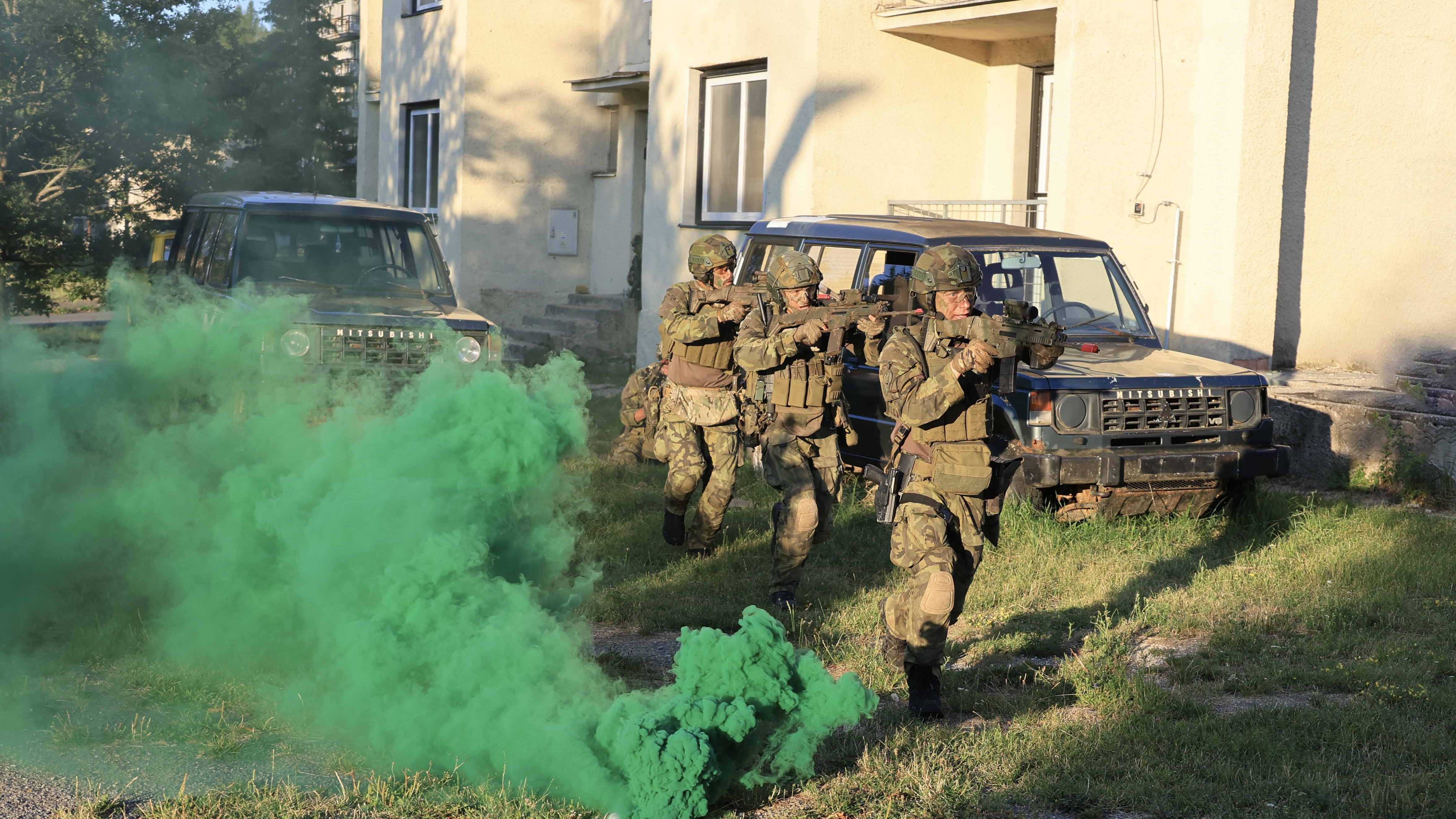České a španělské jednotky na misi v Lešti procvičily společné postupy při výcviku
