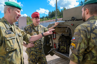 Generál Řehka v Jincích navštívil dělostřelce