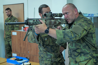 Ukázková spolupráce: Strakoničtí se připravují na nové zbraně, zkušenosti čerpají od kolegů ze 4. brigády