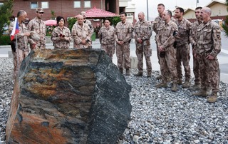 Příslušníci 12. strážní roty BAF a 18. úkolového uskupení uctili památku padlých kolegů 