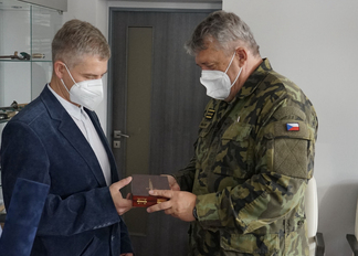 Generál Opata udělil čestné odznaky zástupcům firmy Mikov