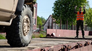 Co stoprocentně prověří sladěnost řidiče a navádějící osoby? Nakládání techniky na železnici