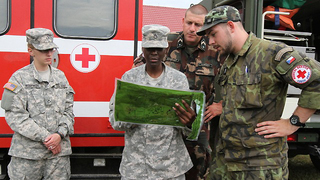 Do ČR o víkendu dorazí vojenští zdravotníci z USA, pomohou i další spojenci